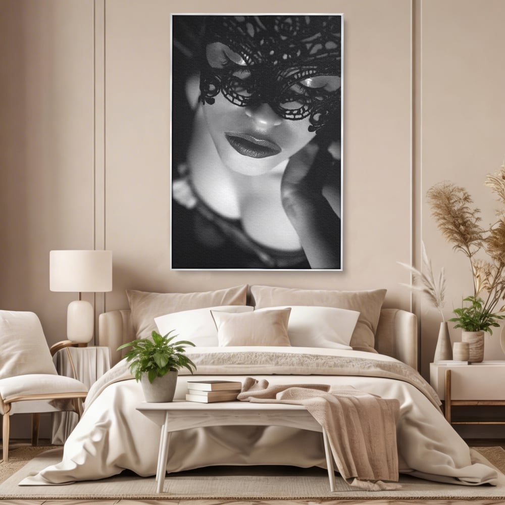 Tablou canvas cu tablou canvas cu femeie purtand masca, in rama de aluminiu argintiu, pe perete intr-un dormitor